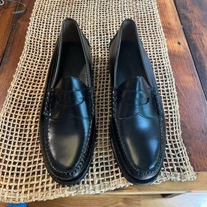 Black men’s dress shoe- johnston and Murphy, hand sewn, SKI-MOC shoe
